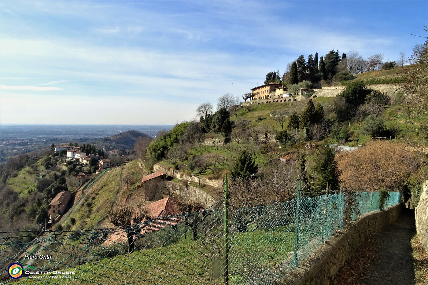32 Risalendo sulla Via del Rione sguardo alle spalle.JPG